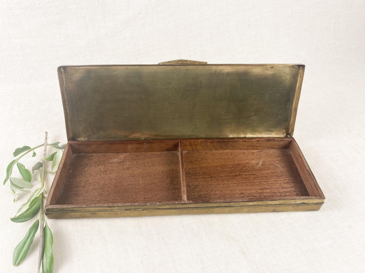 Boîte à papeterie ancienne en laiton Art nouveau - couvercle gravé, coffret de bureau à compartiments, début du XXe siècle