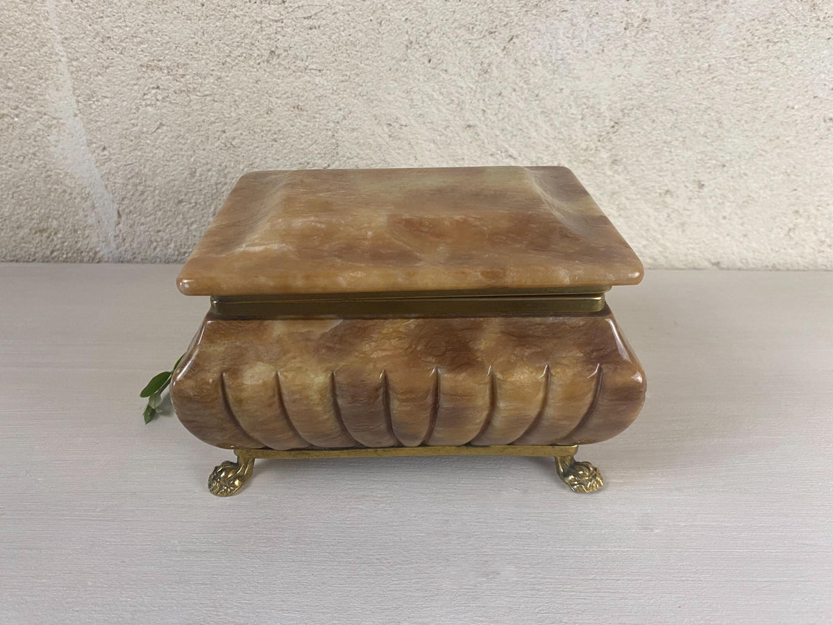 Grand coffret en albâtre italien – Boîte de toilette en pierre couleur caramel miel, pieds griffes en laiton