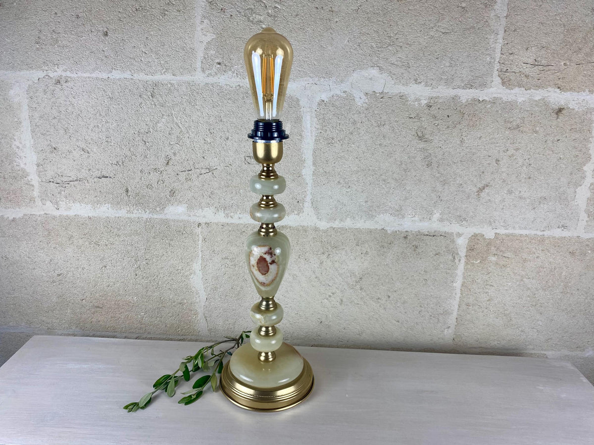 Grande lampe de table en onyx - Lampe sculpturale italienne du milieu du siècle en pierre et laiton