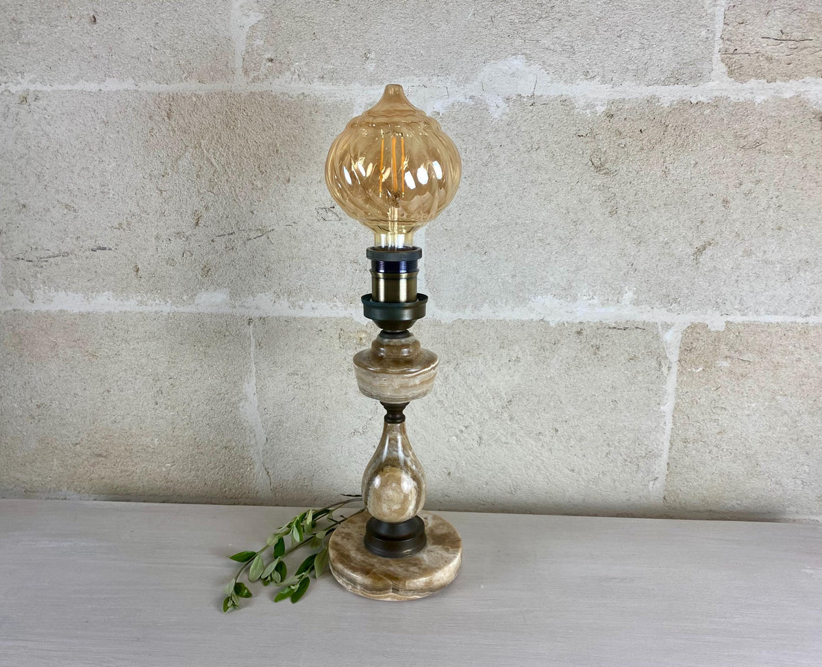 Lampe de table Onyx - Lampe en pierre sculpturale avec laiton vieilli - Éclairage vintage des années 1940