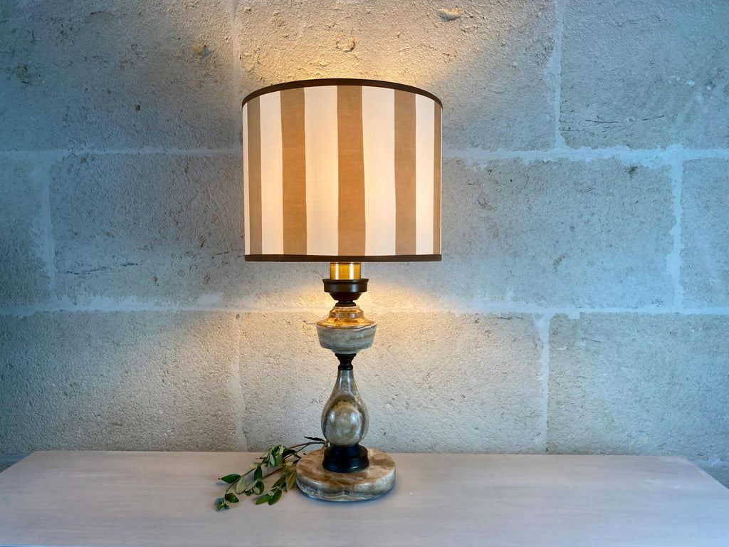 Lámpara de mesa de ónix: lámpara escultórica de piedra con latón envejecido - Iluminación vintage de los años 40