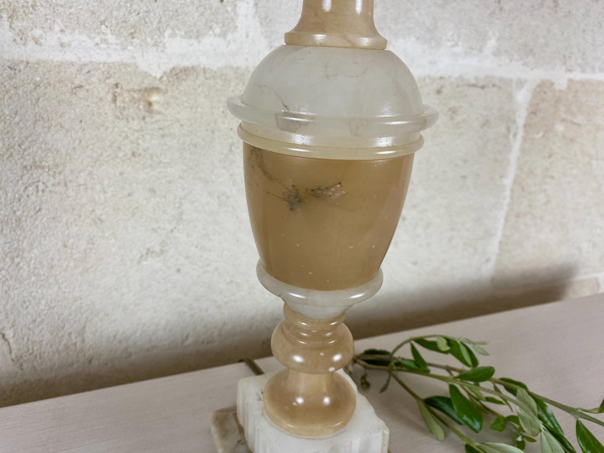 Lampe de table sculpturale en albâtre – Luminaire en pierre français des années 1940, décoration aux tons neutres et doux