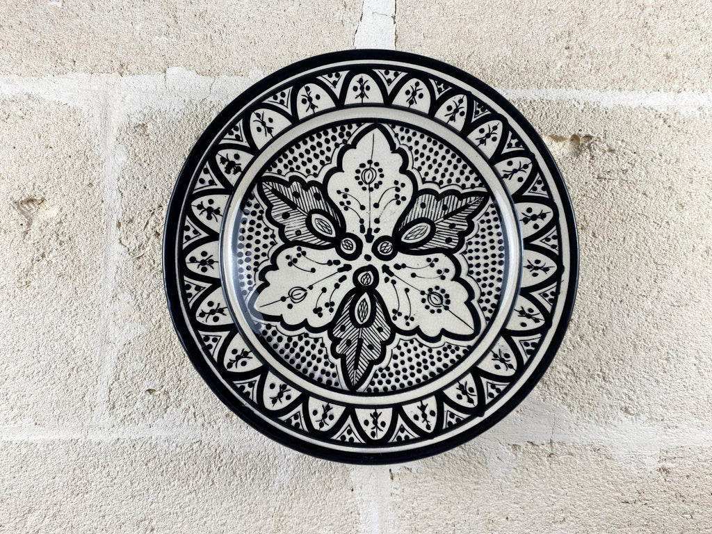 Plato de cerámica marroquí vintage pintado a mano – Cerámica árabe en blanco y negro para colgar en la pared