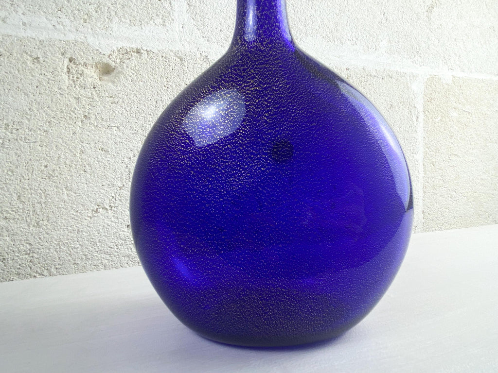 Grande bottiglia vintage di Murano tipo "Genie" – Vetro soffiato a mano blu cobalto con avventurina
