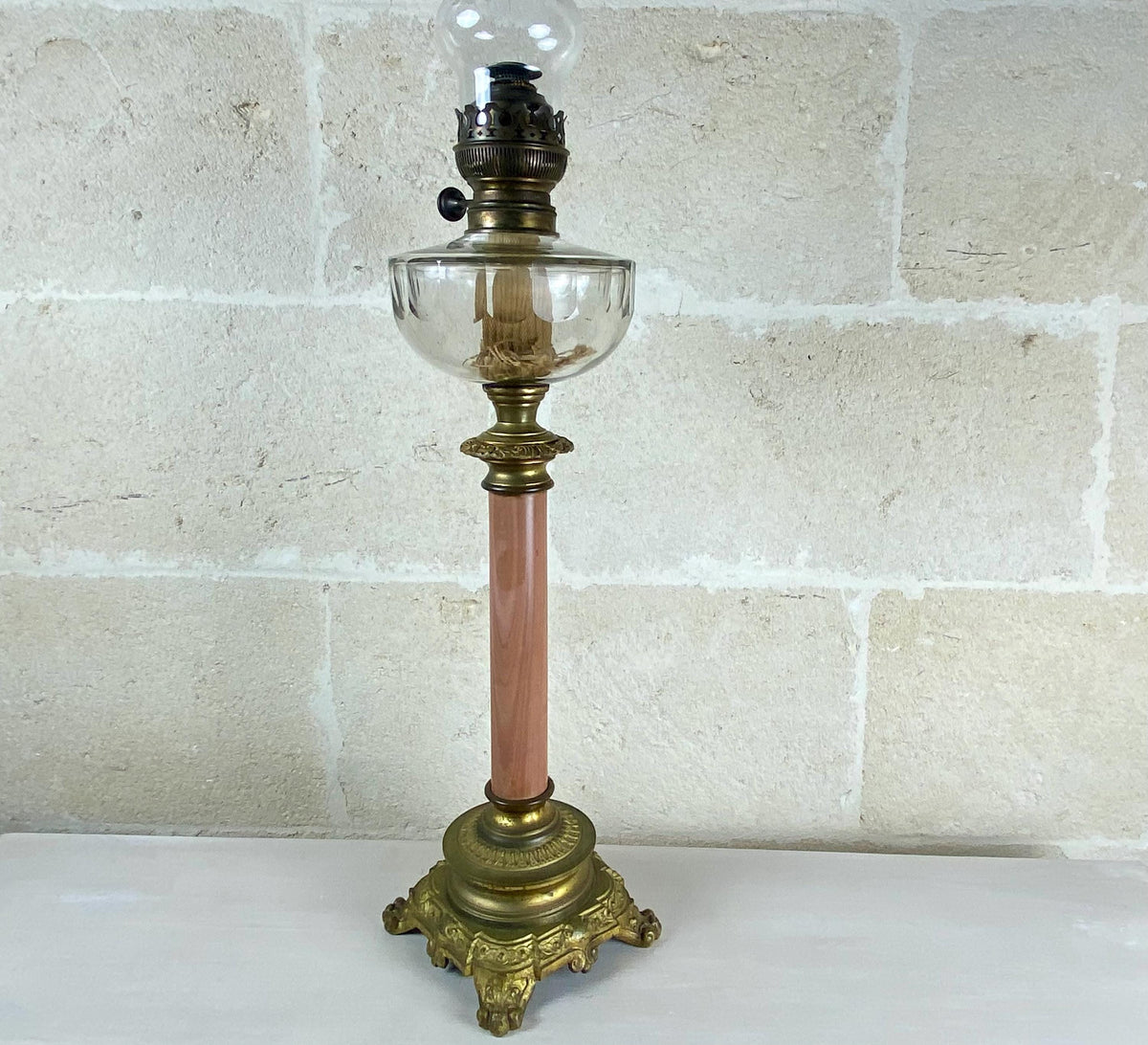Lámpara de aceite antigua de bronce dorado estilo Belle Époque – Quemador Matador de mármol rosa, c. 1890