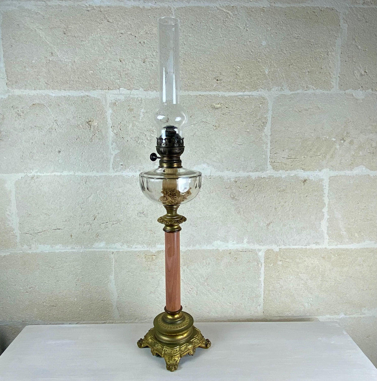 Lámpara de aceite antigua de bronce dorado estilo Belle Époque – Quemador Matador de mármol rosa, c. 1890