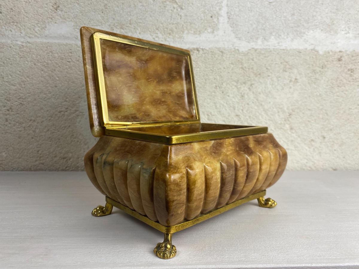 Grand coffret en albâtre italien – Boîte de toilette en pierre couleur caramel miel, pieds griffes en laiton