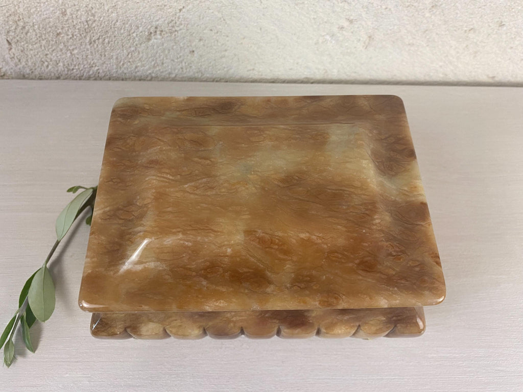 Grand coffret en albâtre italien – Boîte de toilette en pierre couleur caramel miel, pieds griffes en laiton