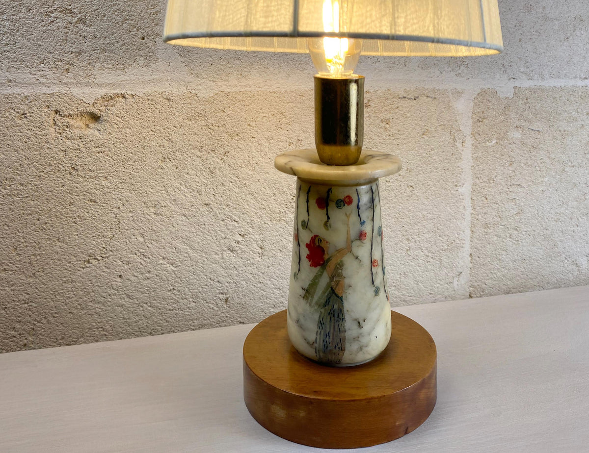 Lampe de table Art Déco en albâtre - Motif « Flapper Girl » peint à la main - Luminaire italien en pierre des années 1920