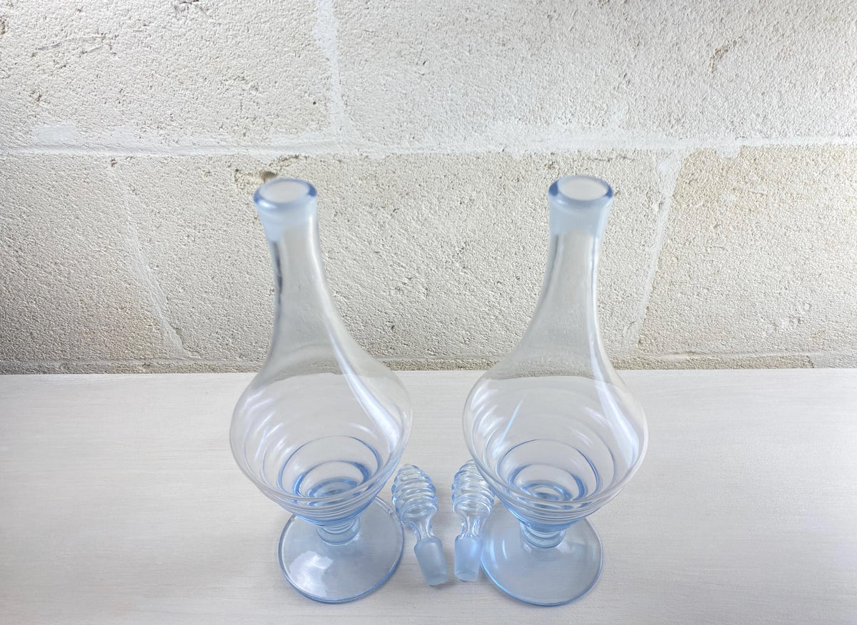 Carafes Art Déco en verre soufflé à la bouche - Paire de carafes « Streamline » bleu pâle - Années 1930