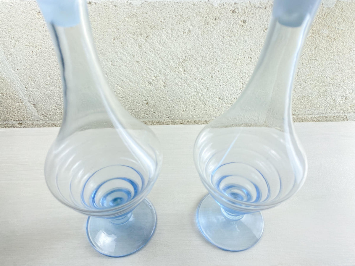 Carafes Art Déco en verre soufflé à la bouche - Paire de carafes « Streamline » bleu pâle - Années 1930