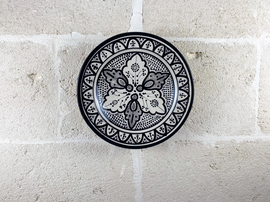Plato de cerámica marroquí vintage pintado a mano – Cerámica árabe en blanco y negro para colgar en la pared