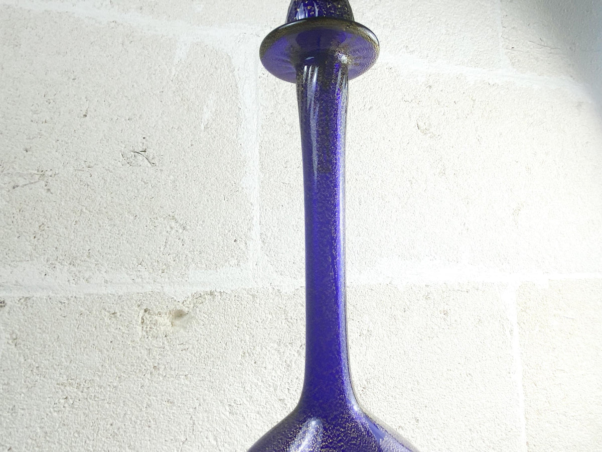 Grande bottiglia vintage di Murano tipo "Genie" – Vetro soffiato a mano blu cobalto con avventurina