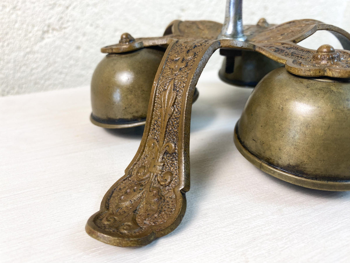 Anciennes clochettes de sanctuaire italiennes à trois sons - Clochettes d'autel catholiques en laiton avec poignée argentée