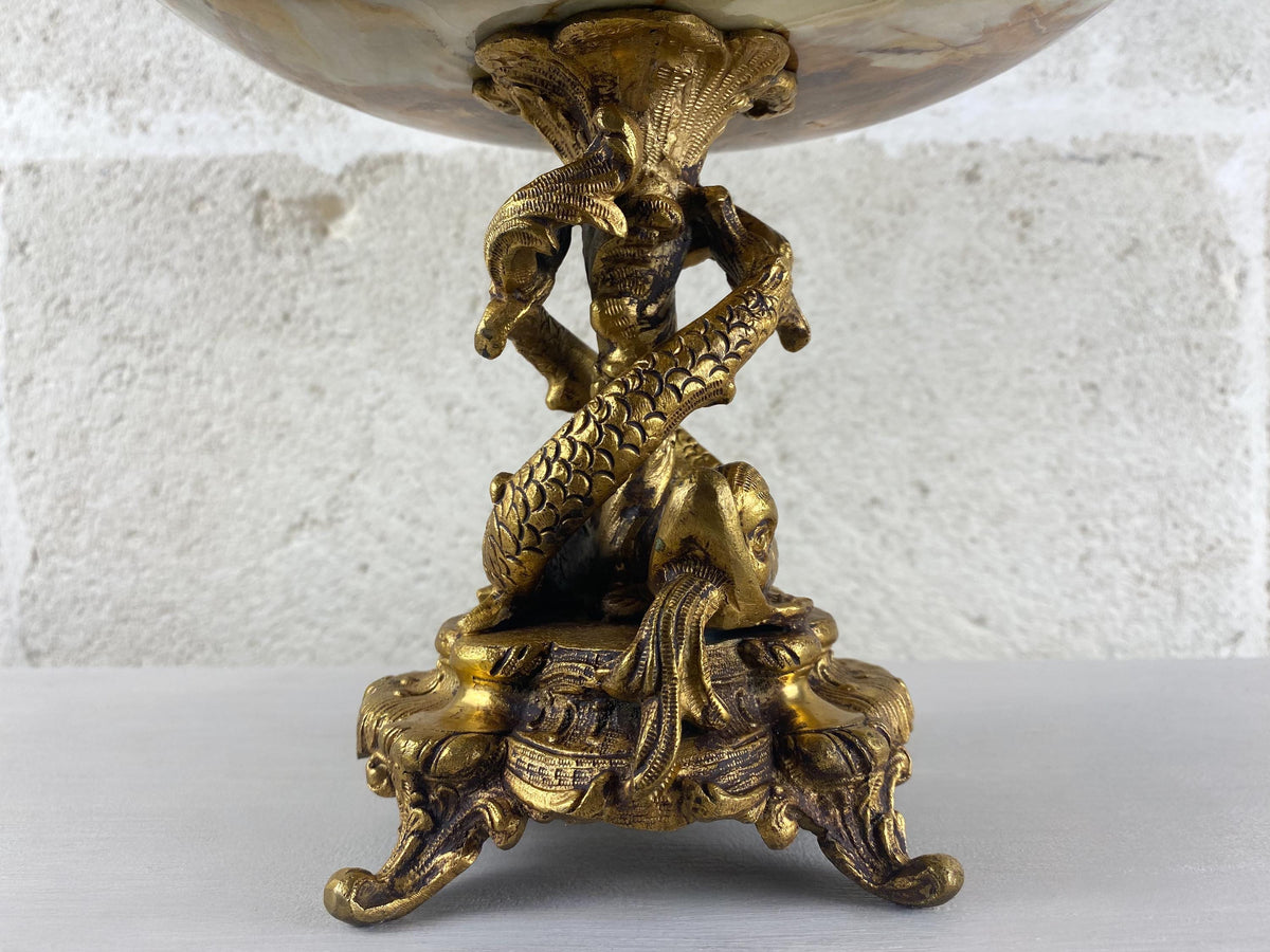 Coupe centre de table italienne ancienne en onyx, piédestal en laiton doré orné de dauphins, décor style Renaissance Revival