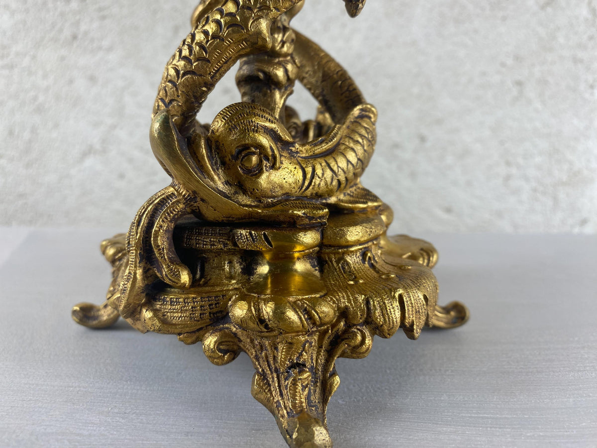Coupe centre de table italienne ancienne en onyx, piédestal en laiton doré orné de dauphins, décor style Renaissance Revival