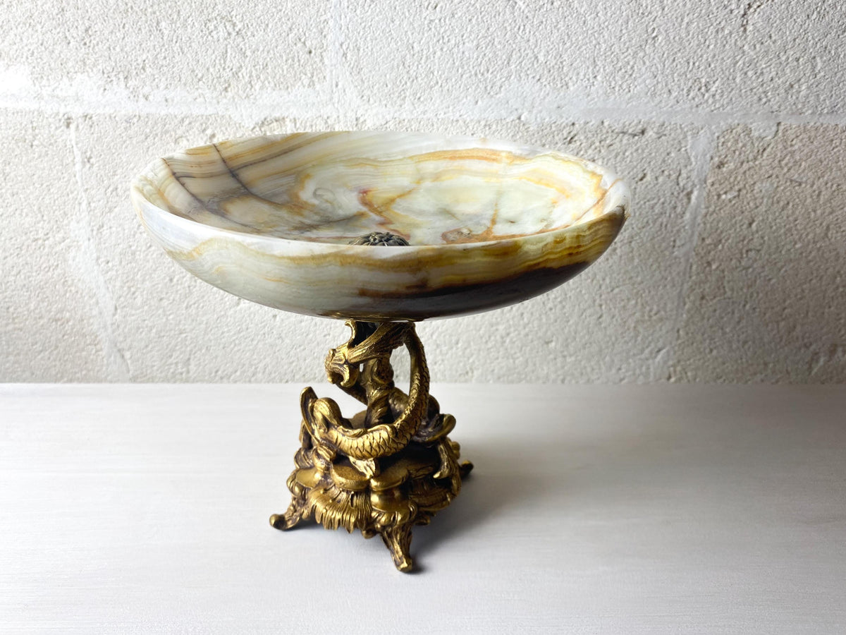 Coupe centre de table italienne ancienne en onyx, piédestal en laiton doré orné de dauphins, décor style Renaissance Revival