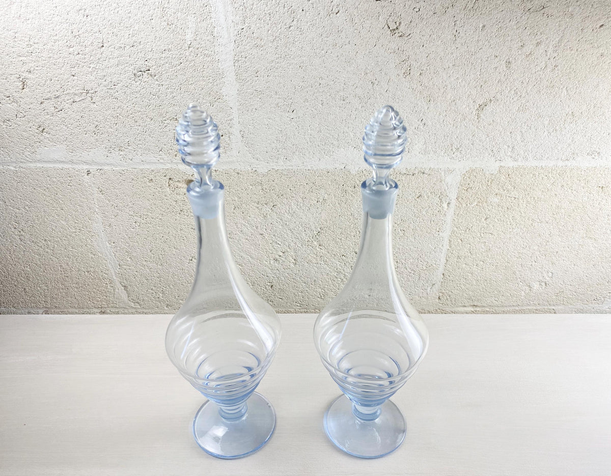Carafes Art Déco en verre soufflé à la bouche - Paire de carafes « Streamline » bleu pâle - Années 1930