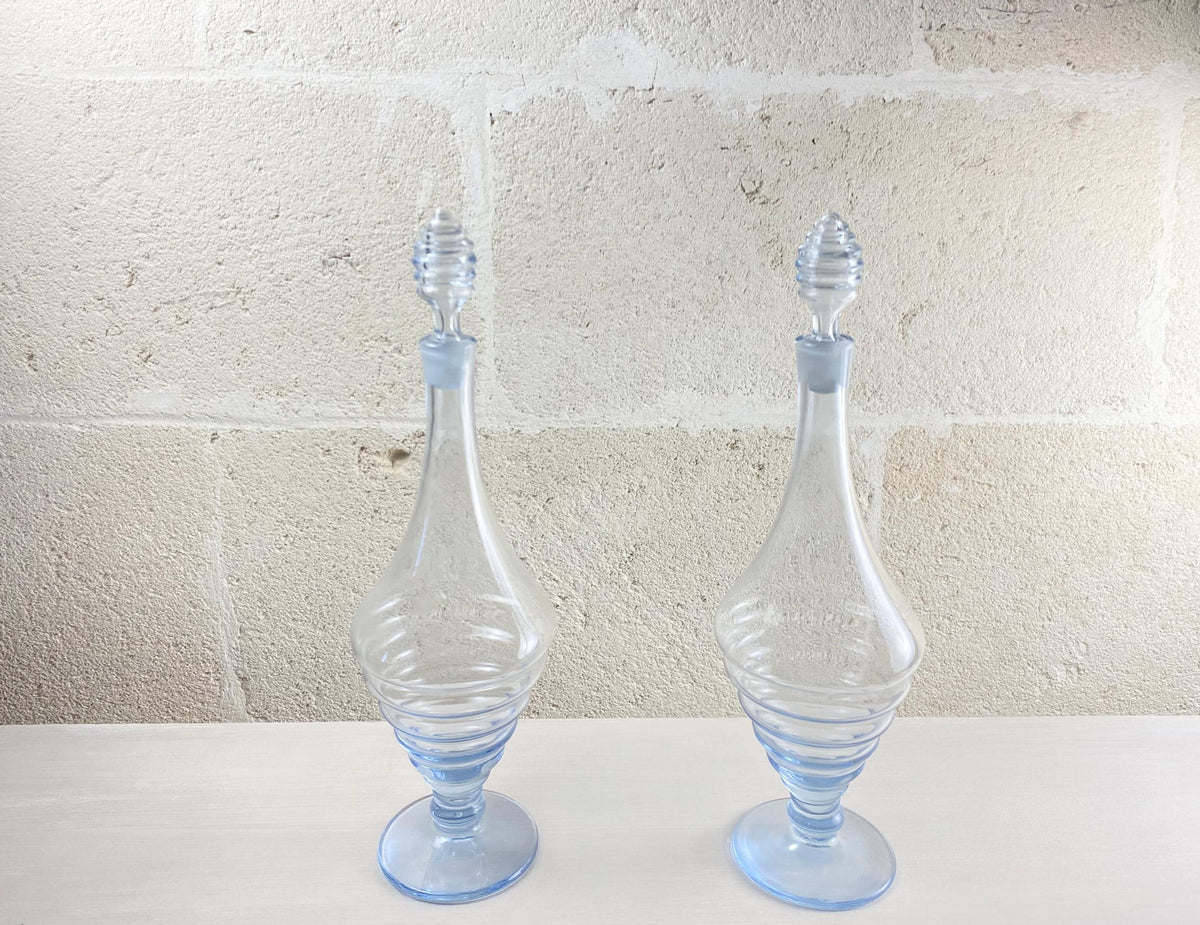 Carafes Art Déco en verre soufflé à la bouche - Paire de carafes « Streamline » bleu pâle - Années 1930