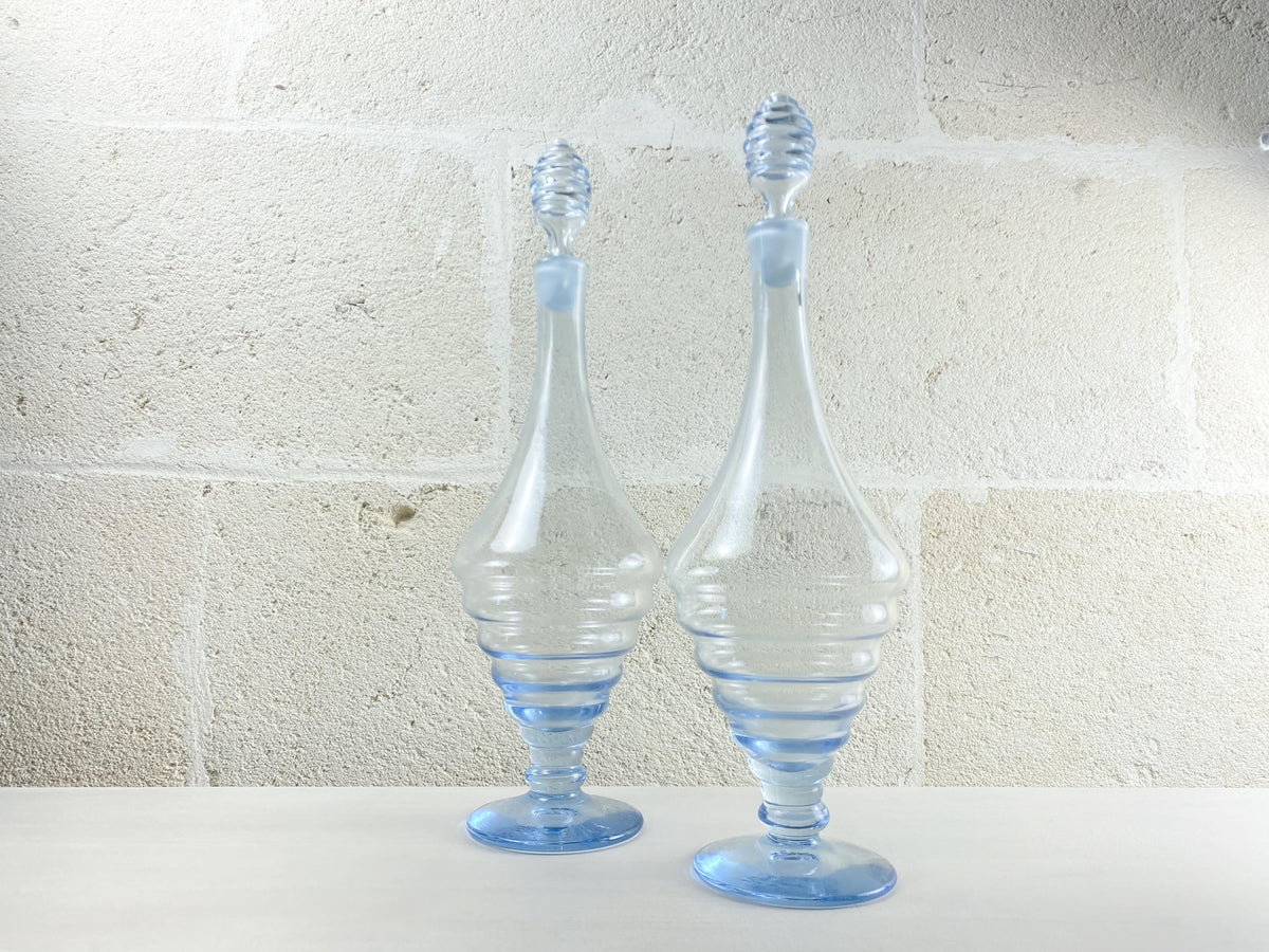 Carafes Art Déco en verre soufflé à la bouche - Paire de carafes « Streamline » bleu pâle - Années 1930