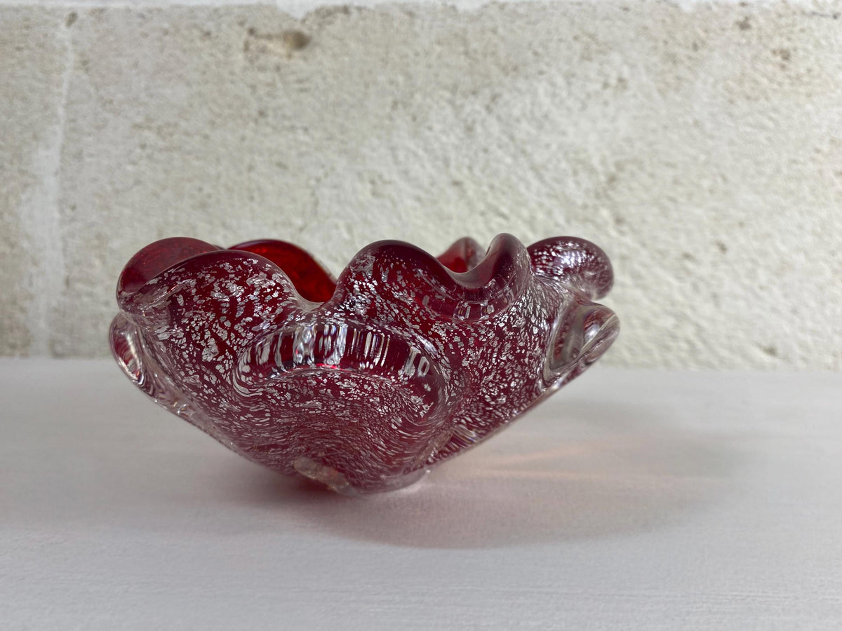 Bol en verre aventurine rouge rubis de Murano - vide-poches en verre d'art italien du milieu du siècle à bord festonné