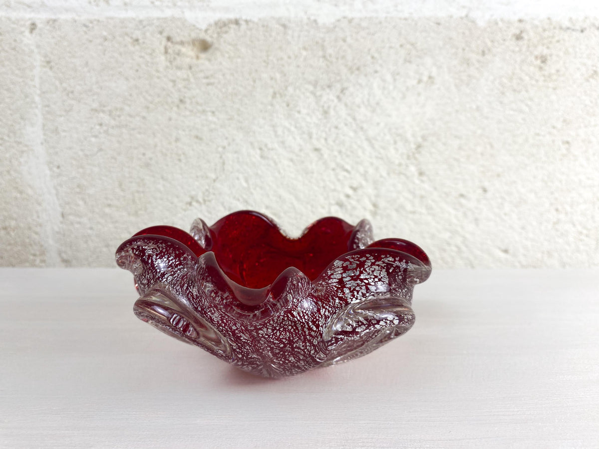 Bol en verre aventurine rouge rubis de Murano - vide-poches en verre d'art italien du milieu du siècle à bord festonné