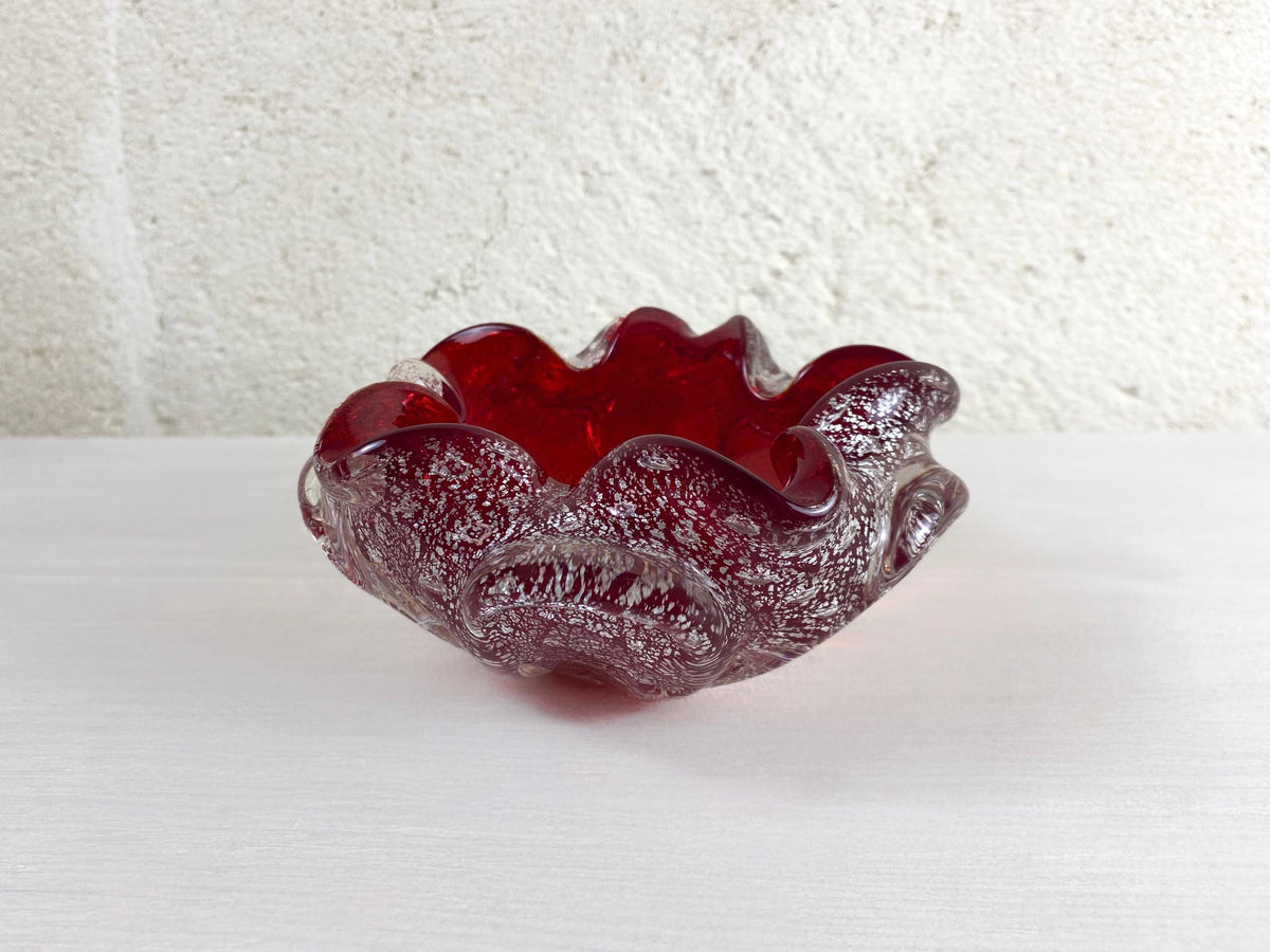 Bol en verre aventurine rouge rubis de Murano - vide-poches en verre d'art italien du milieu du siècle à bord festonné