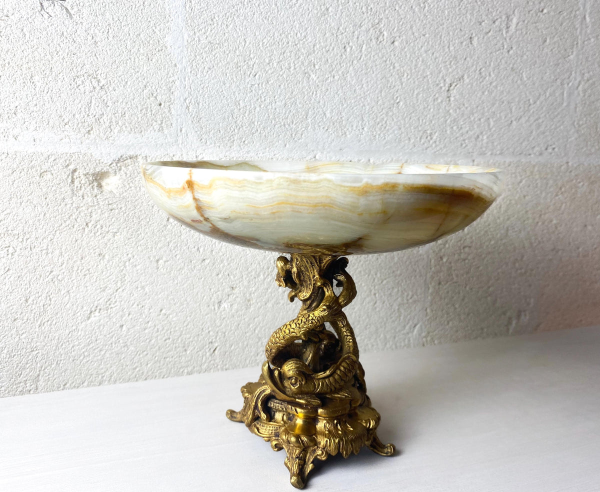 Coupe centre de table italienne ancienne en onyx, piédestal en laiton doré orné de dauphins, décor style Renaissance Revival