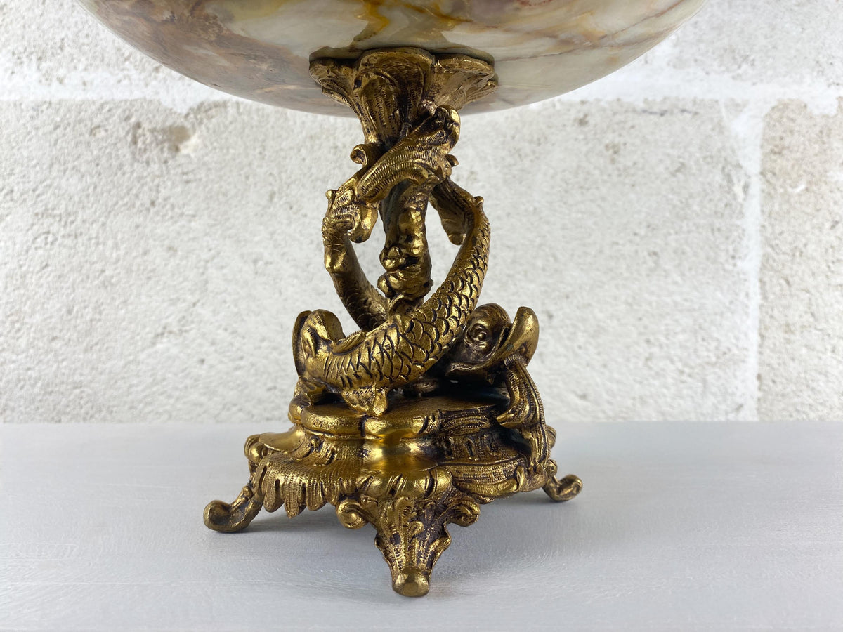 Coupe centre de table italienne ancienne en onyx, piédestal en laiton doré orné de dauphins, décor style Renaissance Revival