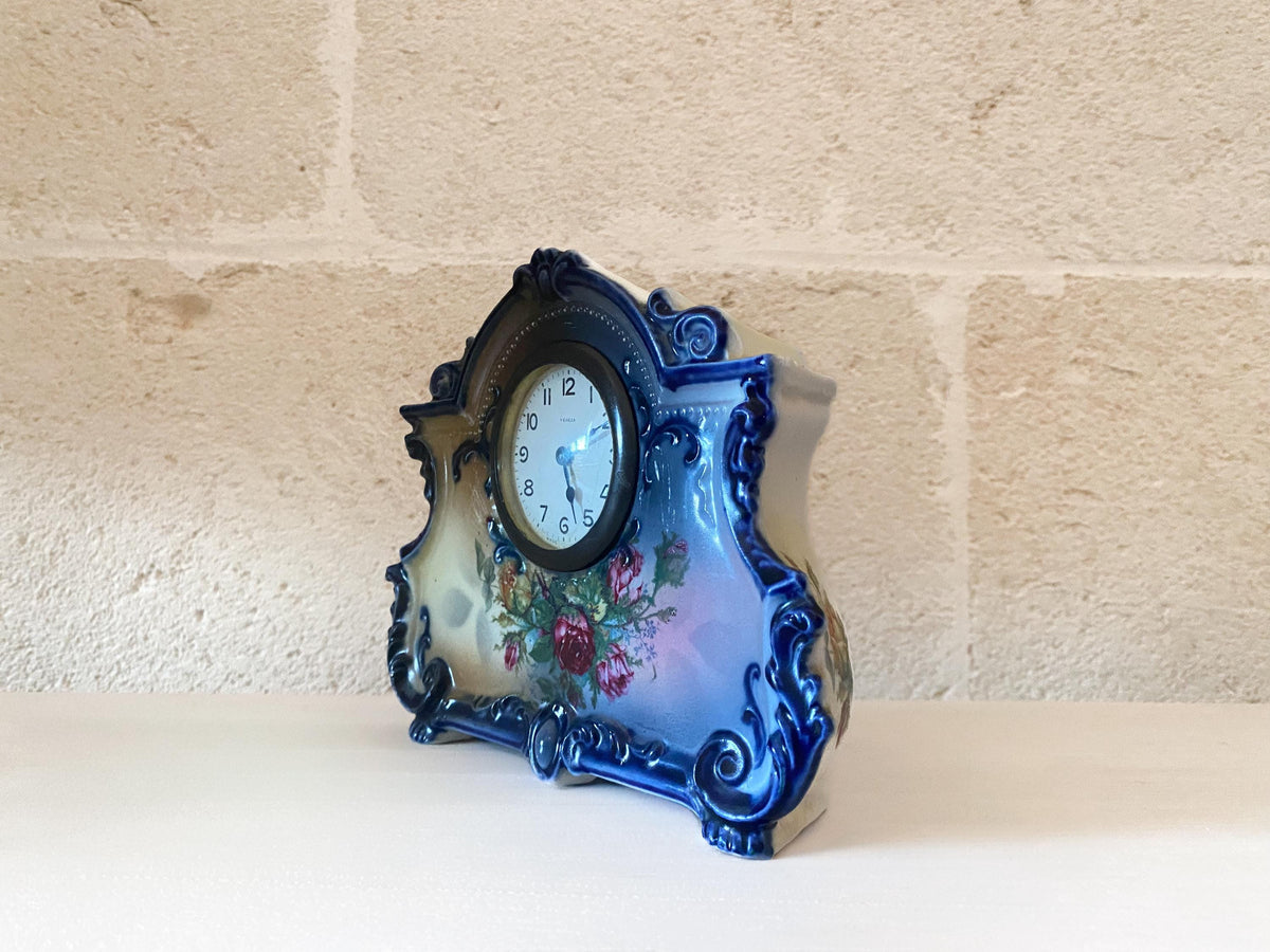 Reloj de sobremesa de porcelana antigua Erdmann Schlegelmilch - Mecanismo Veglia Italia - Reloj rococó con motivos florales pintados a mano
