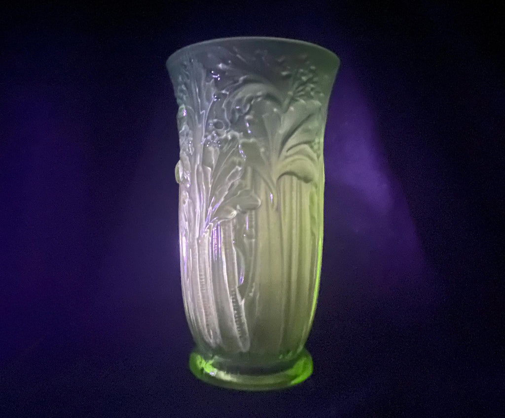Jarrón de cristal de uranio Art Déco | Jarrón de apio verde esmerilado satinado | Jobling 11800