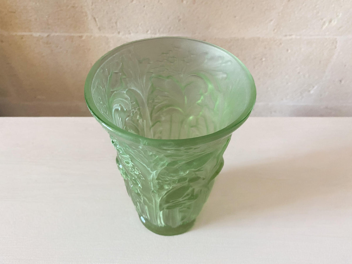 Vase Art Déco en verre à l'uranium | Vase céleri en verre satiné givré vert | Jobling 11800