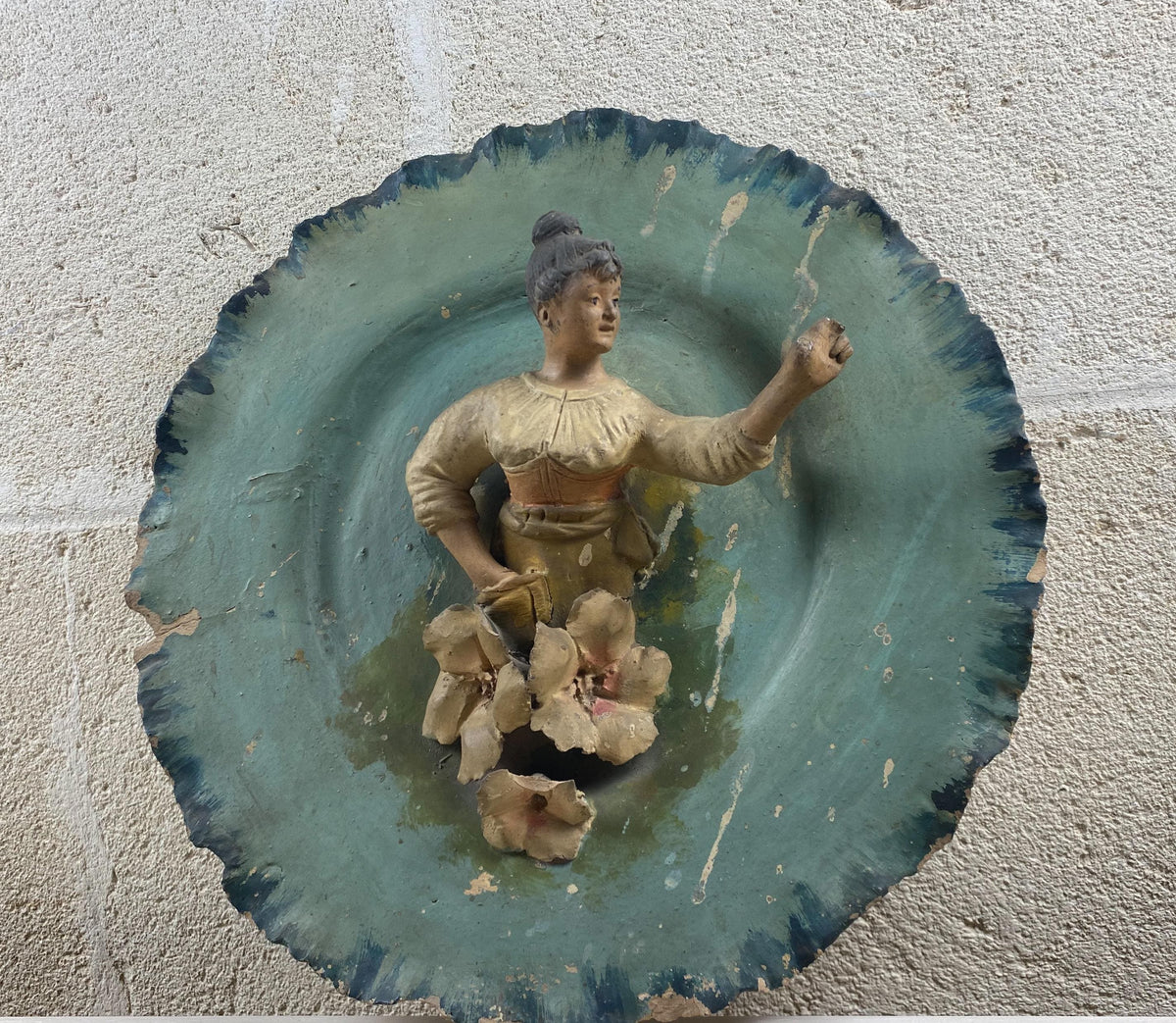 Placa de altorrelieve de terracota italiana antigua - Plato de pared de arte popular napolitano del siglo XIX - Decoración verista de Grand Tour de 36 cm