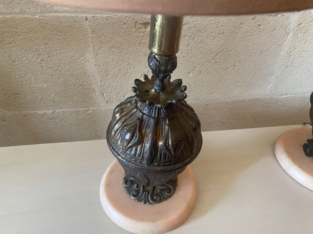 Lampes à couvercle dorées anciennes, bases en marbre rose - vers 1890