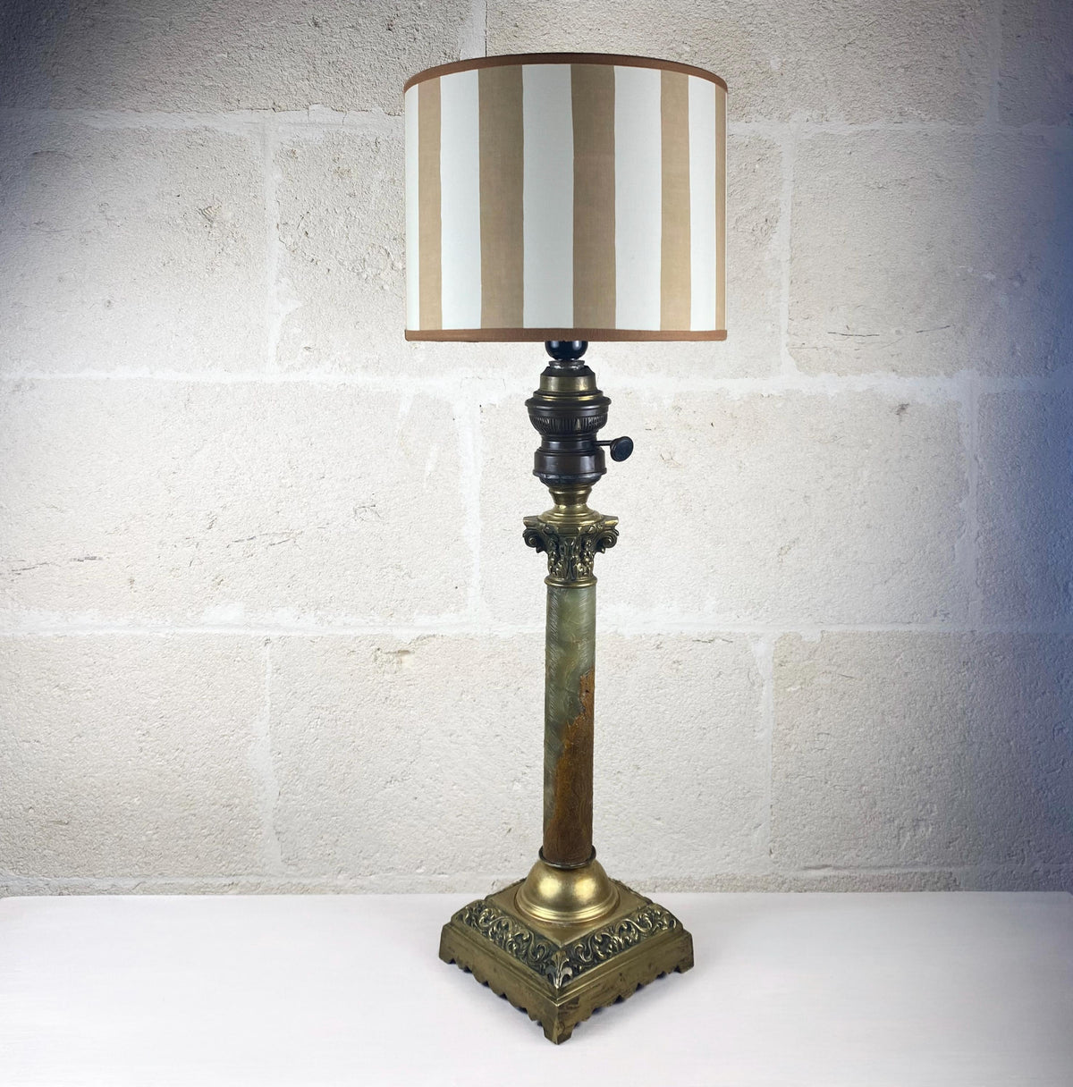 Lampe corinthienne antique en onyx | Grande lampe à huile de banquet convertie
