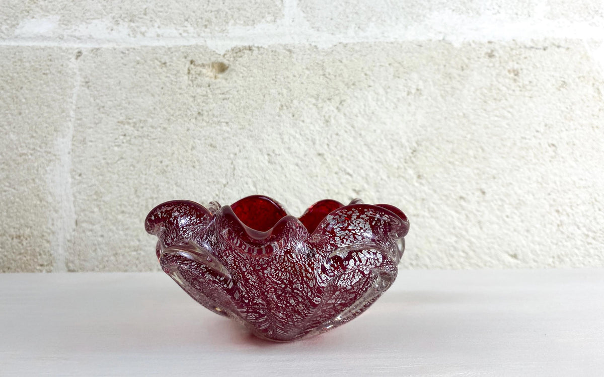 Bol en verre aventurine rouge rubis de Murano - vide-poches en verre d'art italien du milieu du siècle à bord festonné