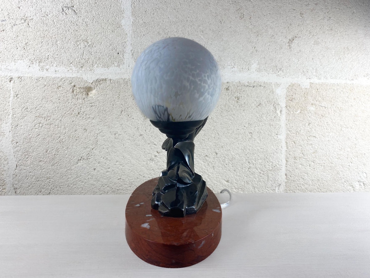 Lampe Art Déco, signée Limousin, oiseau en régule, globe en verre de Clichy, marbre Rosso Verona