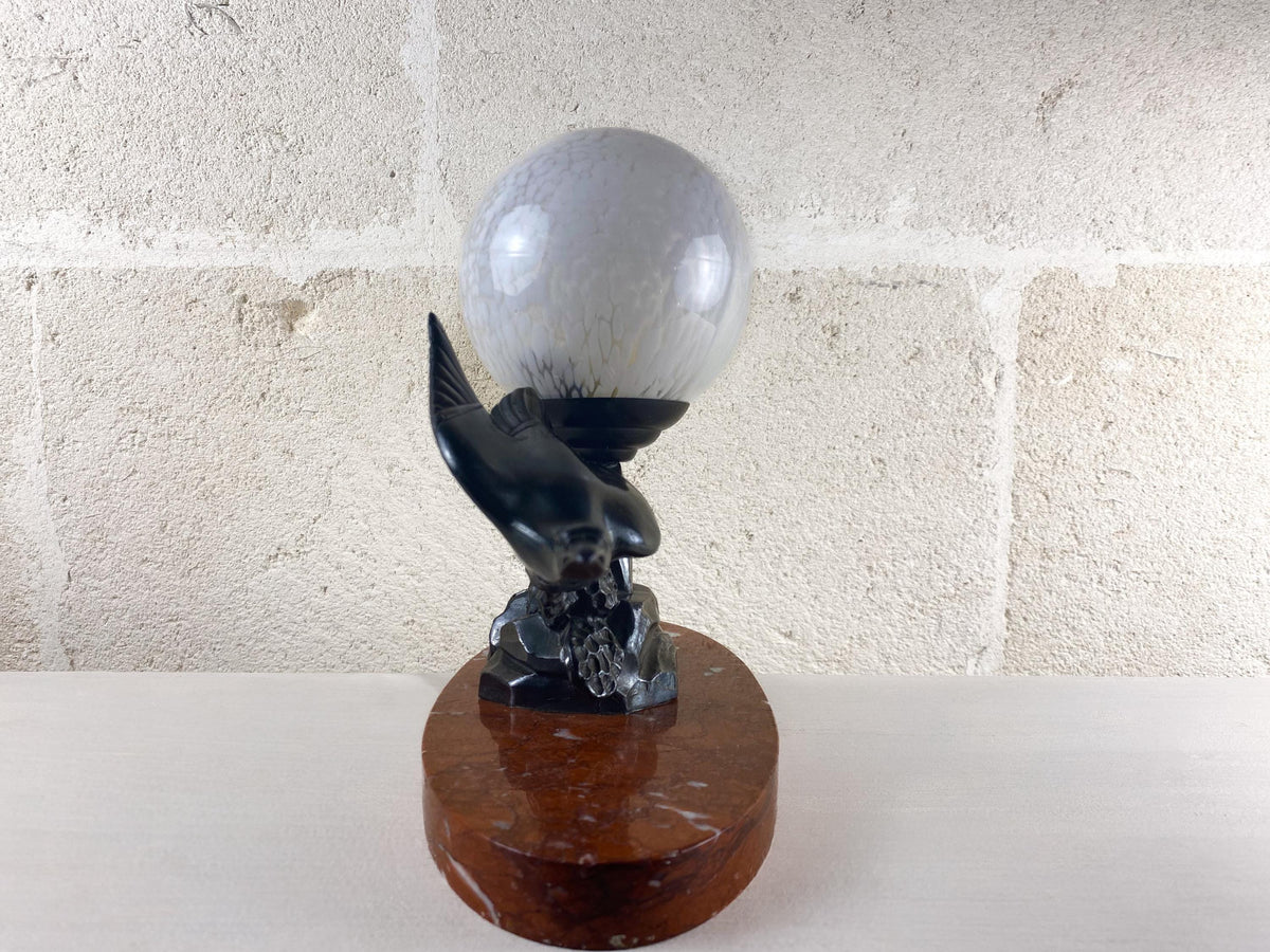 Lampe Art Déco, signée Limousin, oiseau en régule, globe en verre de Clichy, marbre Rosso Verona