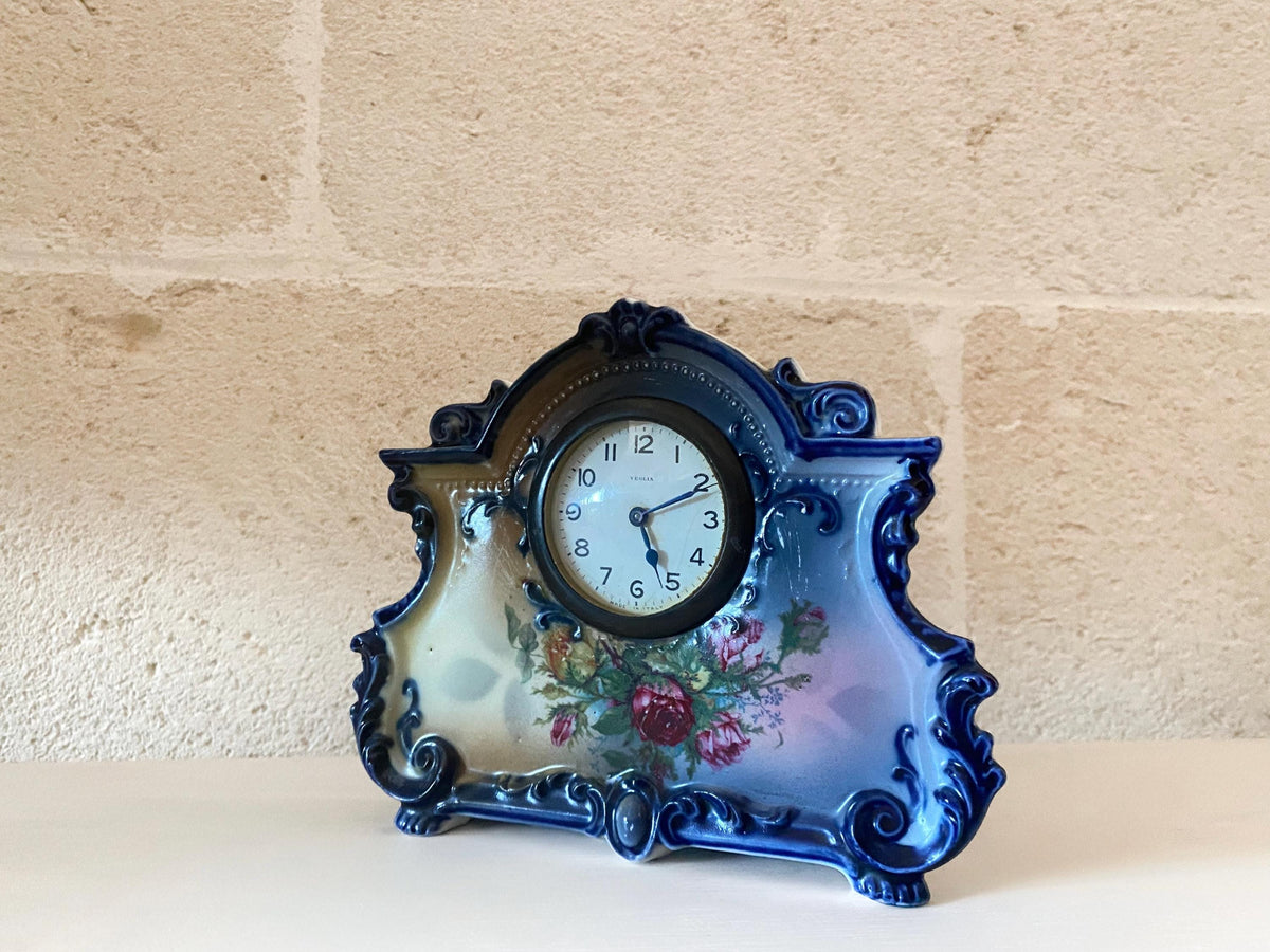 Reloj de sobremesa de porcelana antigua Erdmann Schlegelmilch - Mecanismo Veglia Italia - Reloj rococó con motivos florales pintados a mano