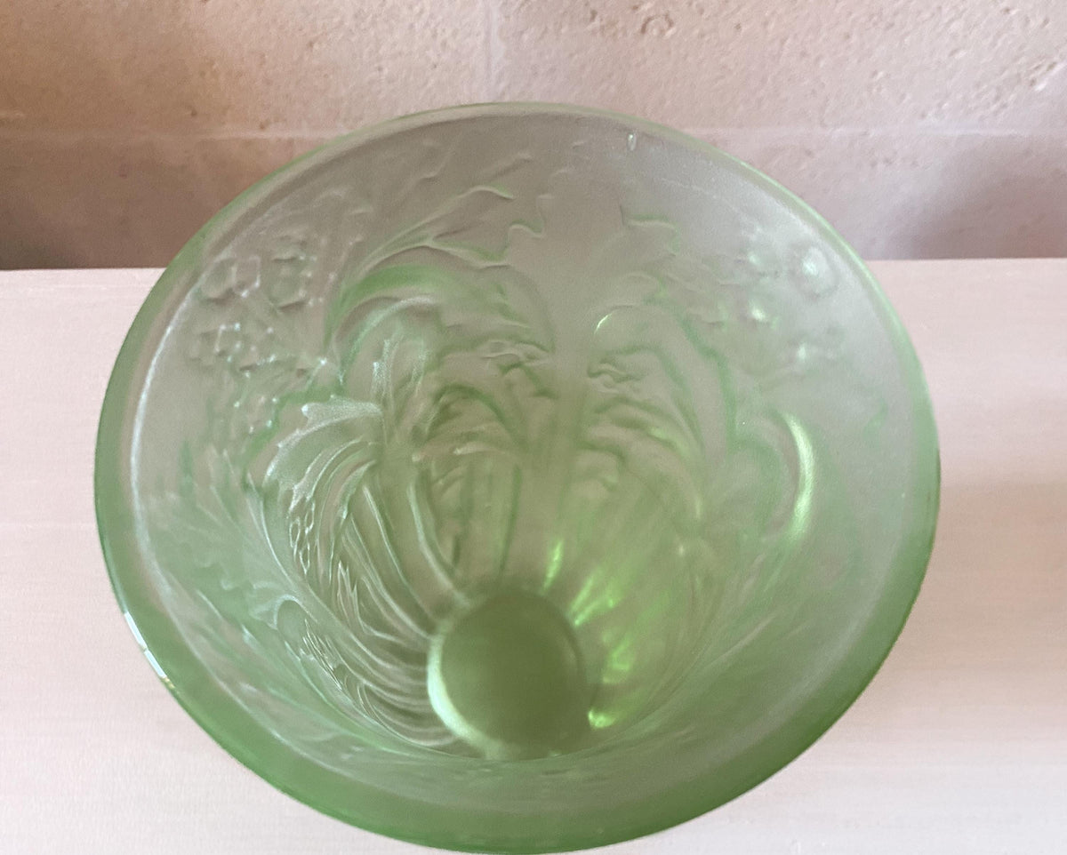 Vase Art Déco en verre à l'uranium | Vase céleri en verre satiné givré vert | Jobling 11800