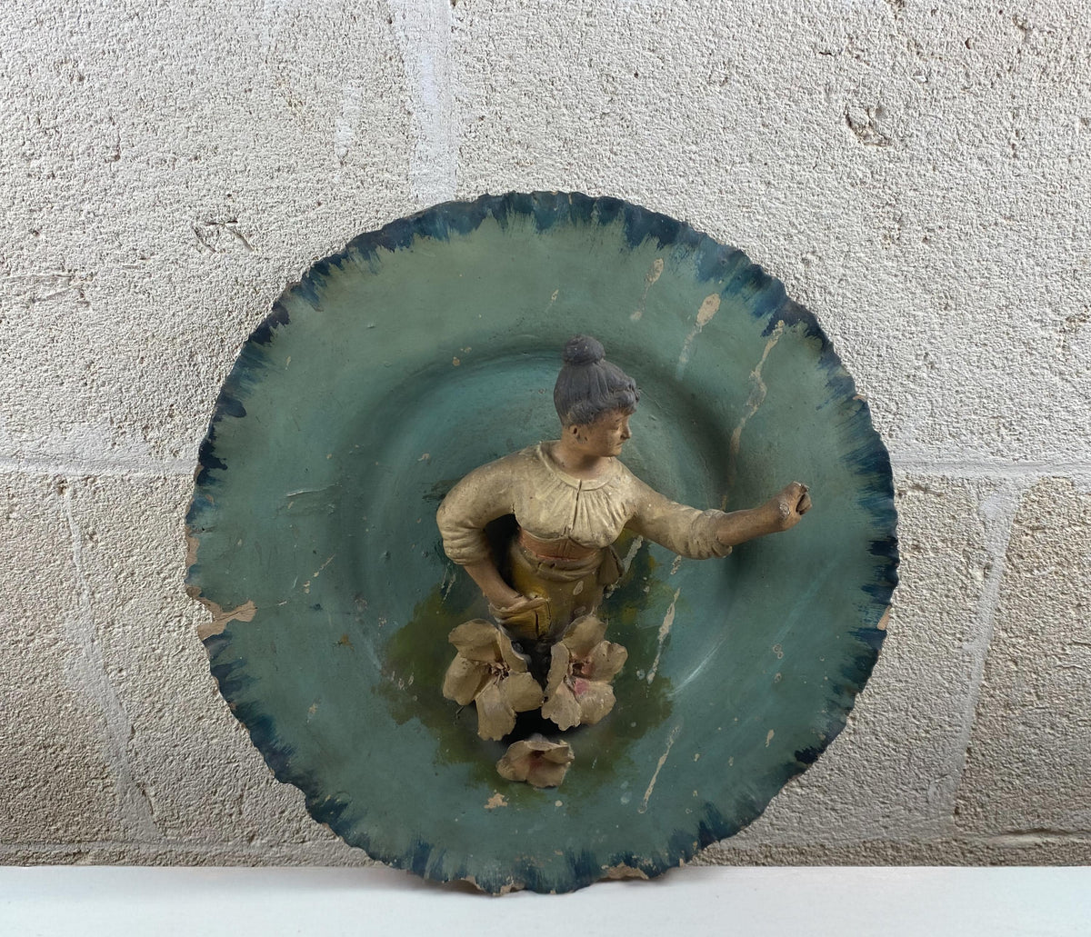 Placa de altorrelieve de terracota italiana antigua - Plato de pared de arte popular napolitano del siglo XIX - Decoración verista de Grand Tour de 36 cm