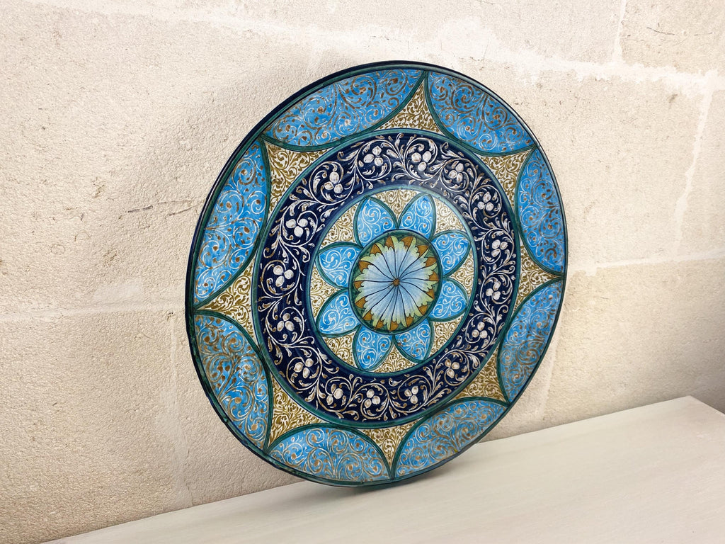 Plato decorativo vintage de mayólica pintado a mano, XXL 43 cm | Firmado G. Pardi | Castelli, Italia | Hacia 1960