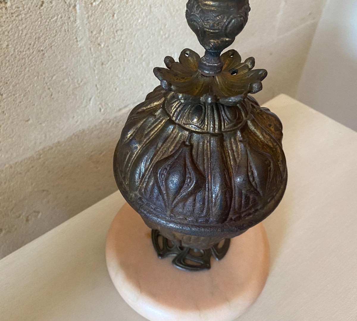 Lampes à couvercle dorées anciennes, bases en marbre rose - vers 1890