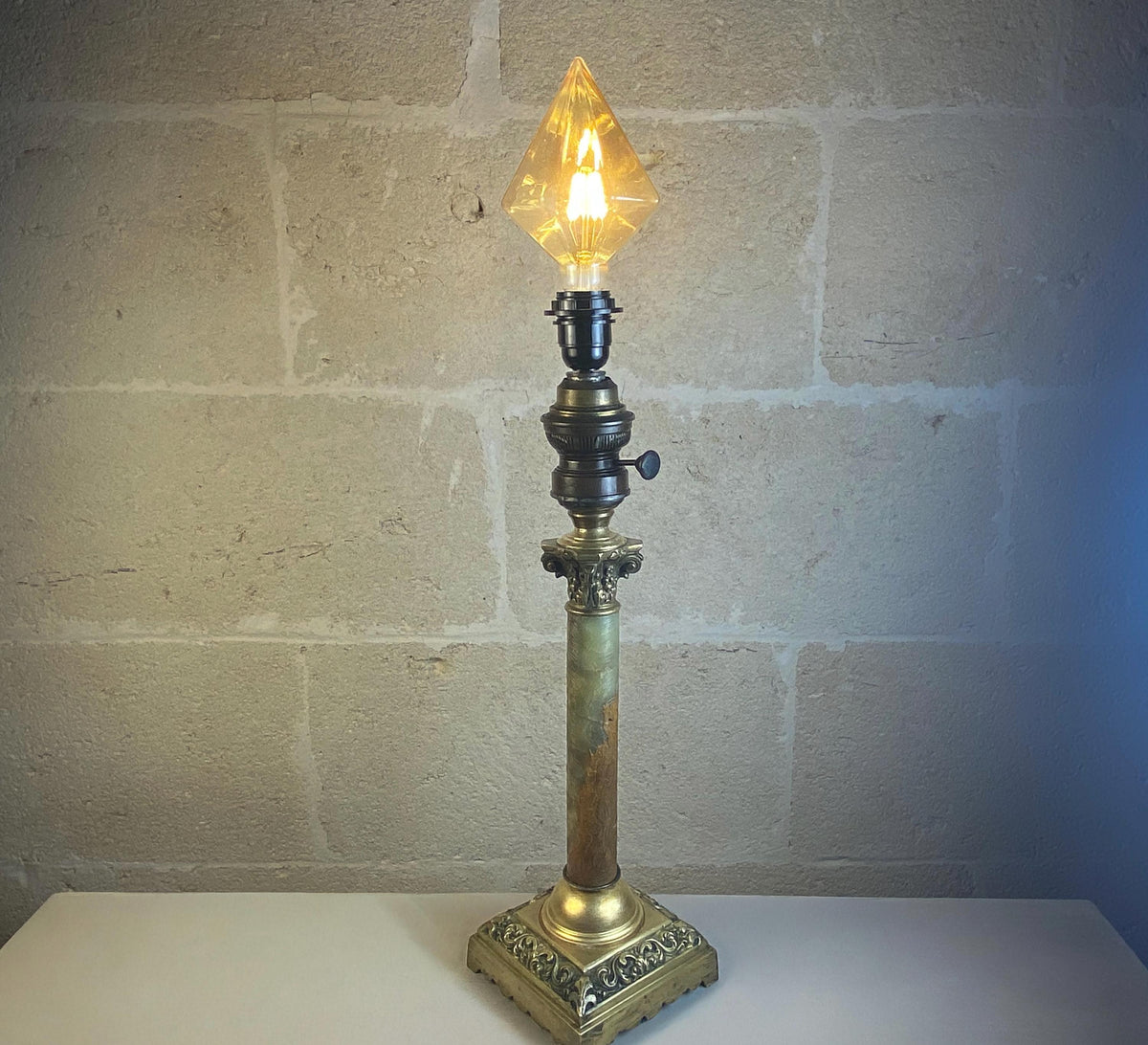 Lampe corinthienne antique en onyx | Grande lampe à huile de banquet convertie