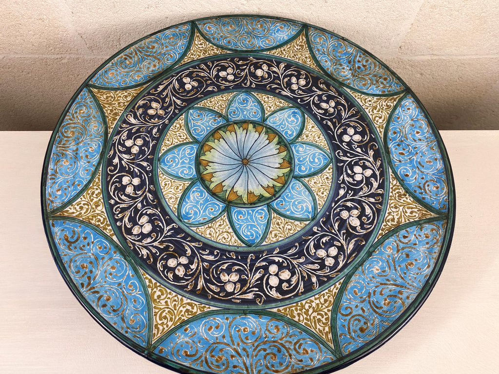 Plato decorativo vintage de mayólica pintado a mano, XXL 43 cm | Firmado G. Pardi | Castelli, Italia | Hacia 1960