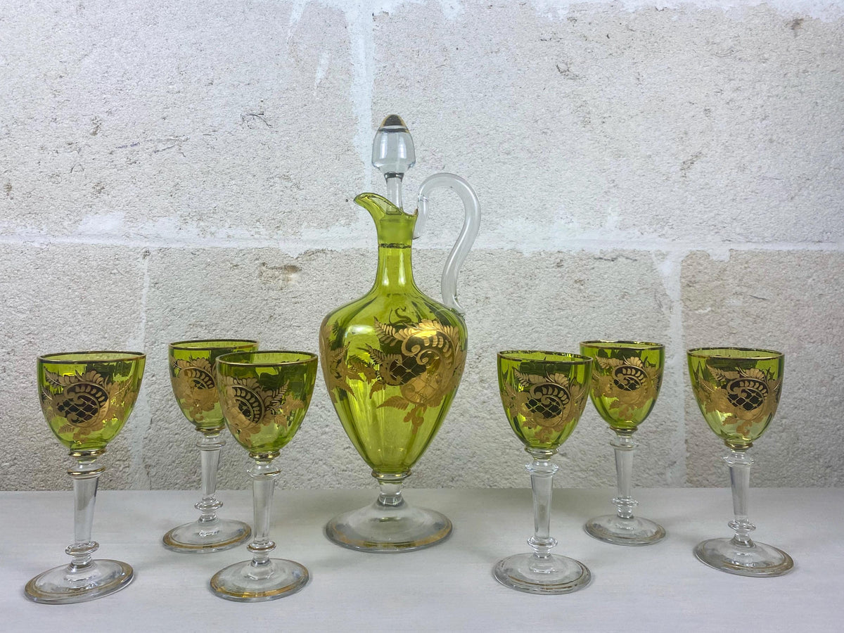Service à liqueur ancien en verre à l'uranium Theresienthal, ensemble Art nouveau 7 pièces avec carafe et verres à liqueur, décor Farnblatt