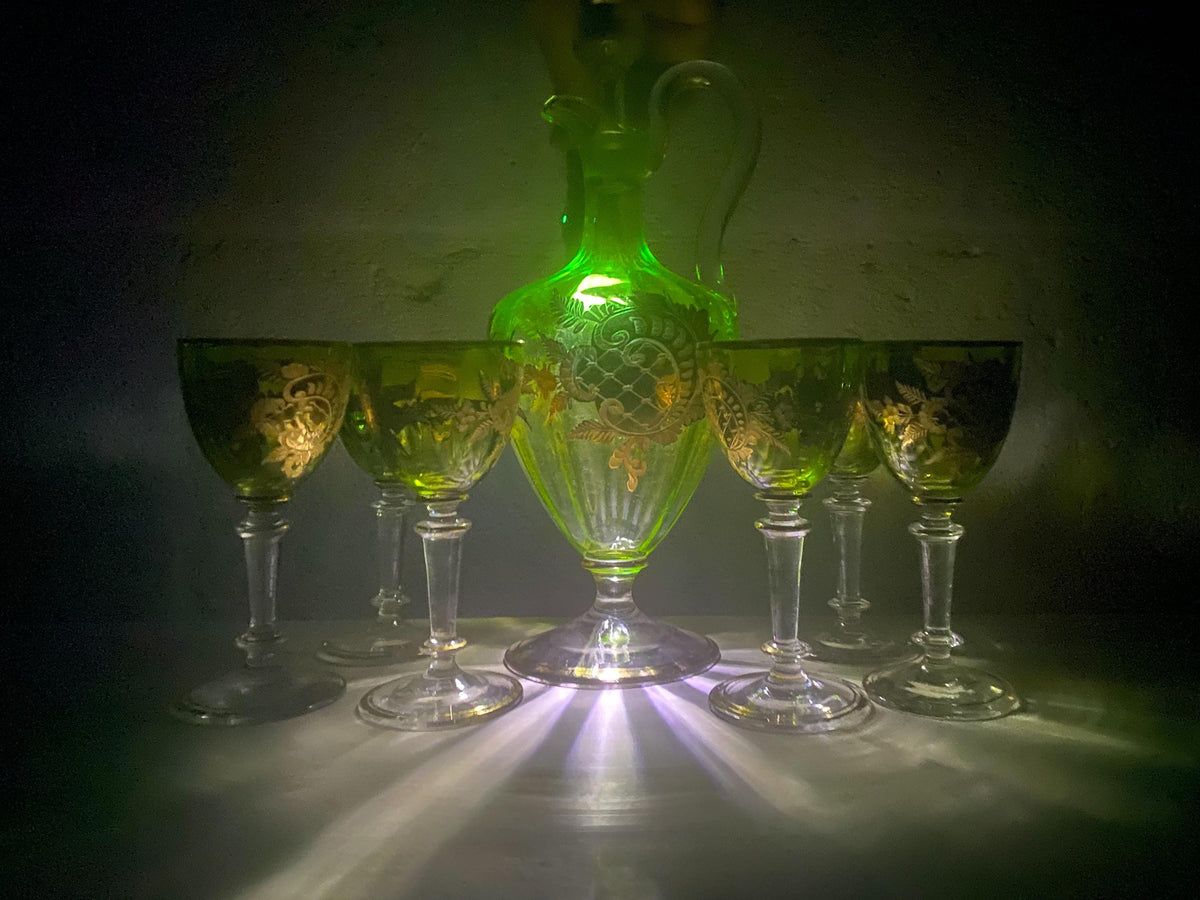 Service à liqueur ancien en verre à l'uranium Theresienthal, ensemble Art nouveau 7 pièces avec carafe et verres à liqueur, décor Farnblatt