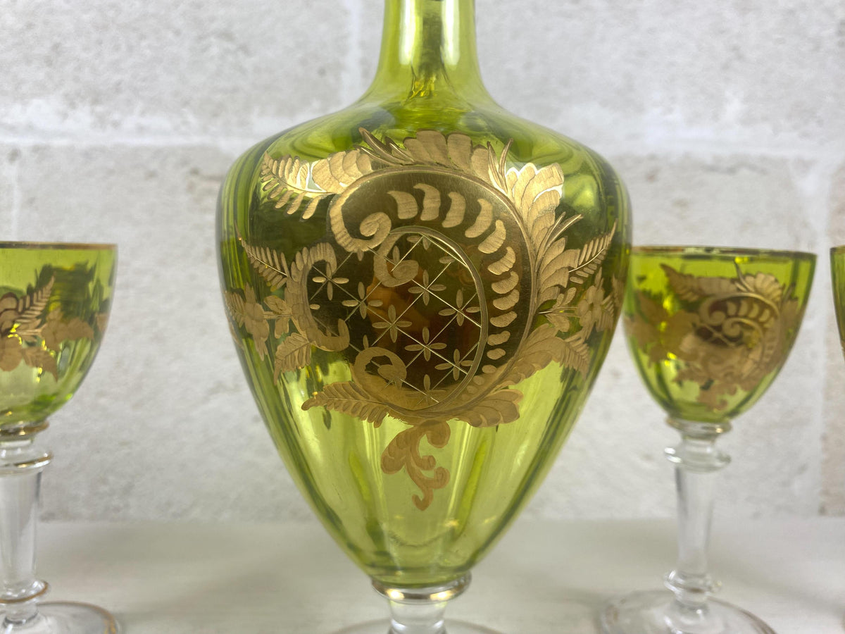 Service à liqueur ancien en verre à l'uranium Theresienthal, ensemble Art nouveau 7 pièces avec carafe et verres à liqueur, décor Farnblatt