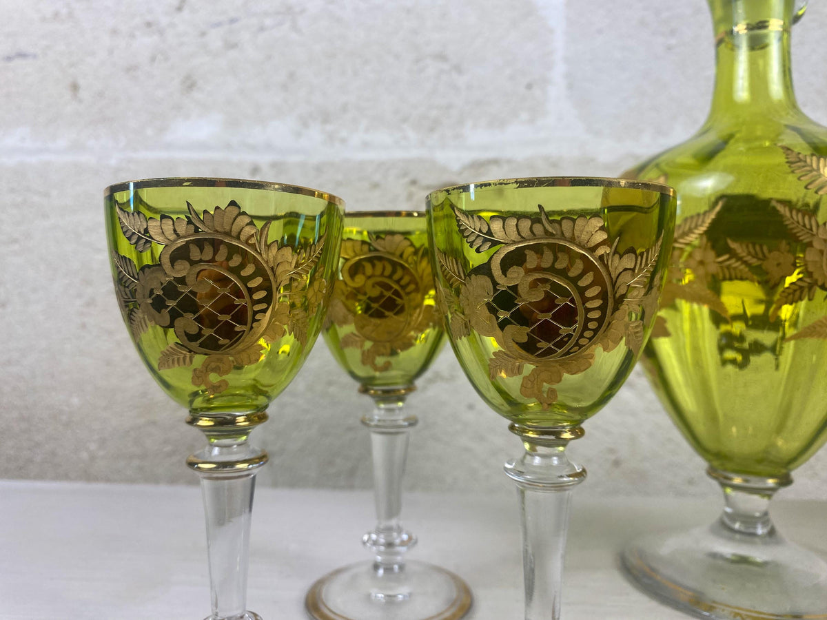 Service à liqueur ancien en verre à l'uranium Theresienthal, ensemble Art nouveau 7 pièces avec carafe et verres à liqueur, décor Farnblatt