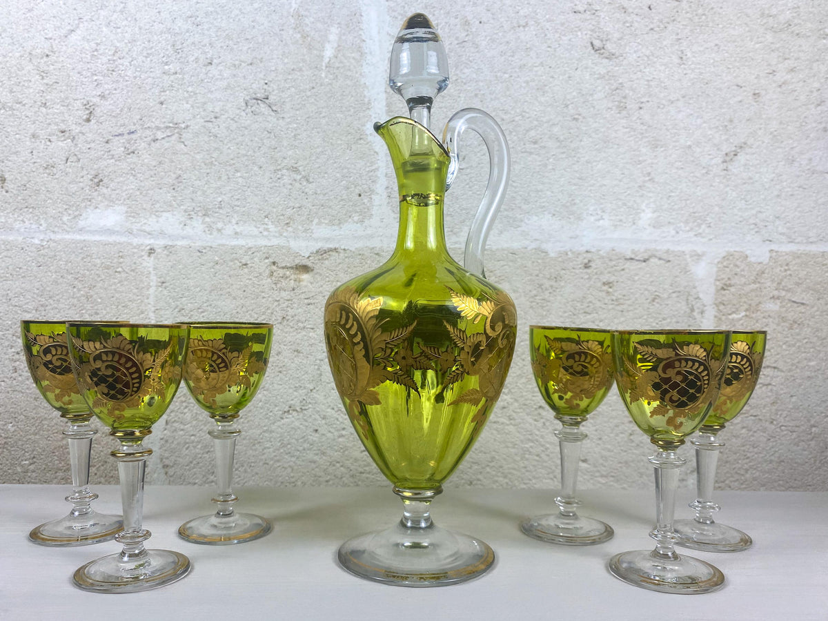 Service à liqueur ancien en verre à l'uranium Theresienthal, ensemble Art nouveau 7 pièces avec carafe et verres à liqueur, décor Farnblatt